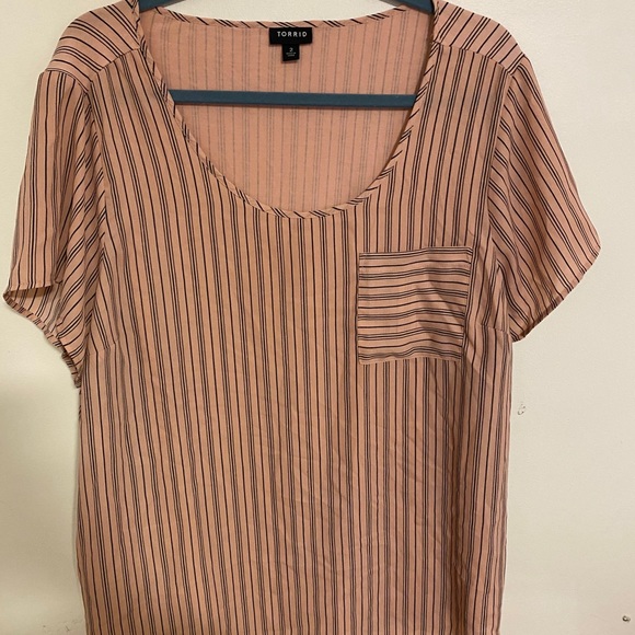 TORRID STUDIO BLUSH TEE - Picture 2 of 2